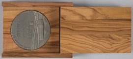 Ujęcie z góry [medal w futerale]. Fotografia wykonana w ramach Programu Operacyjnego Polska cyfrowa – projekt www.muzeach