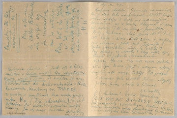 Ujęcie z góry, bifolium recto, kartka zapisana pismem odręcznym