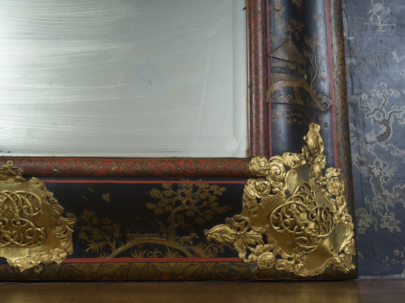 zbliżenie na dekorację ramy lustra