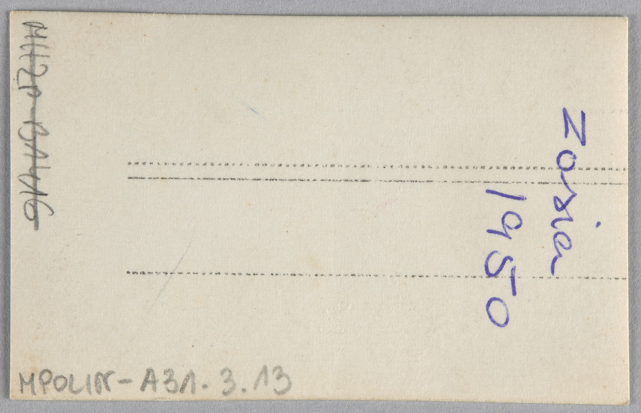 Ujęcie z góry, rewers, odwrocie fotografii z nadrukiem i zapisane pismem odręcznym