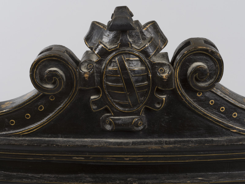 zbliżenie na dekorację zwieńczenia oparcia z tyłu