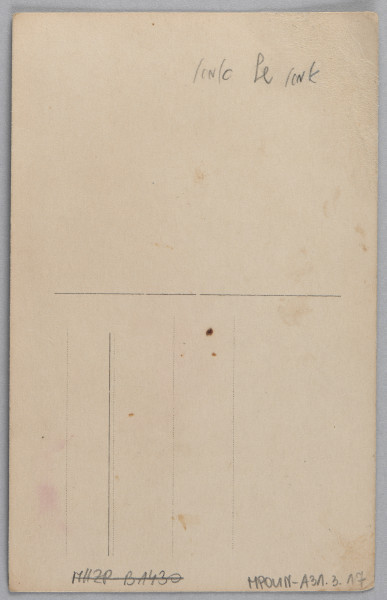 Ujęcie z góry, rewers, odwrocie fotografii z nadrukiem i zapisane pismem odręcznym