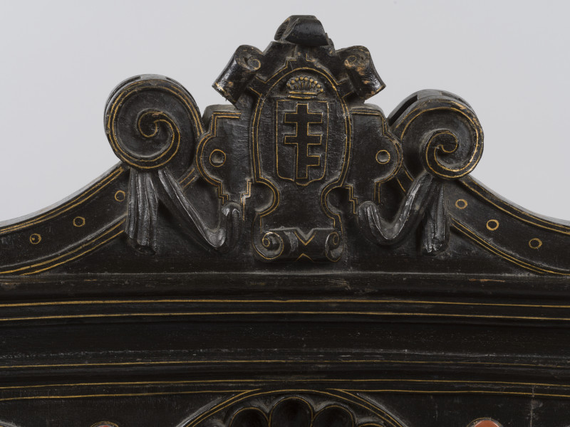 zbliżenie na dekorację zwieńczenia oparcia z przodu