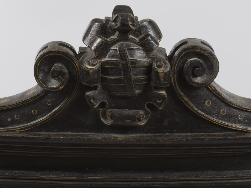 zbliżenie na dekorację zwieńczenia oparcia z tyłu