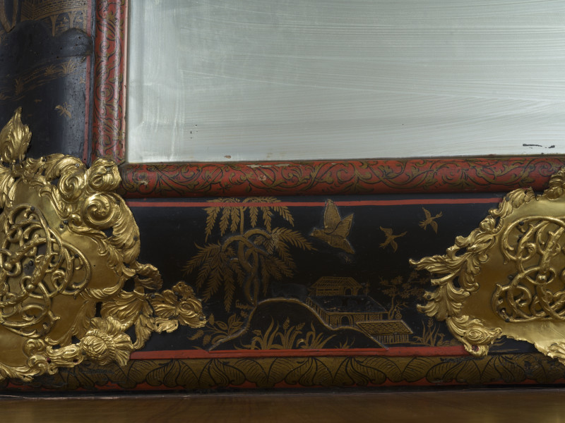 zbliżenie na dekorację ramy lustra