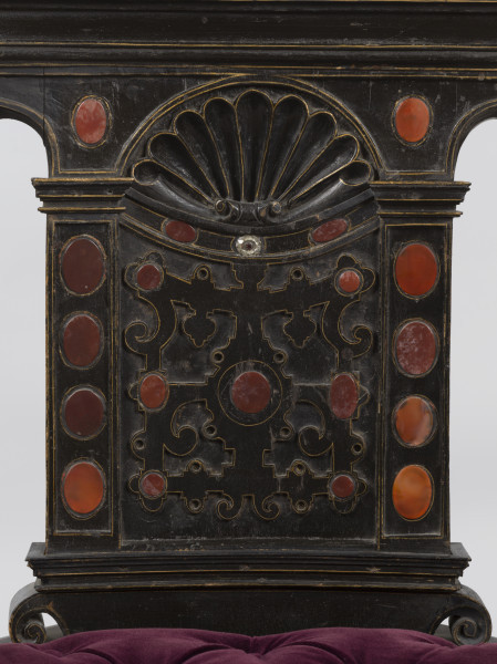 zbliżenie na dekorację oparcia z przodu