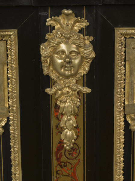 zbliżenie na dekorację okuciową w górnej części frontu szafki