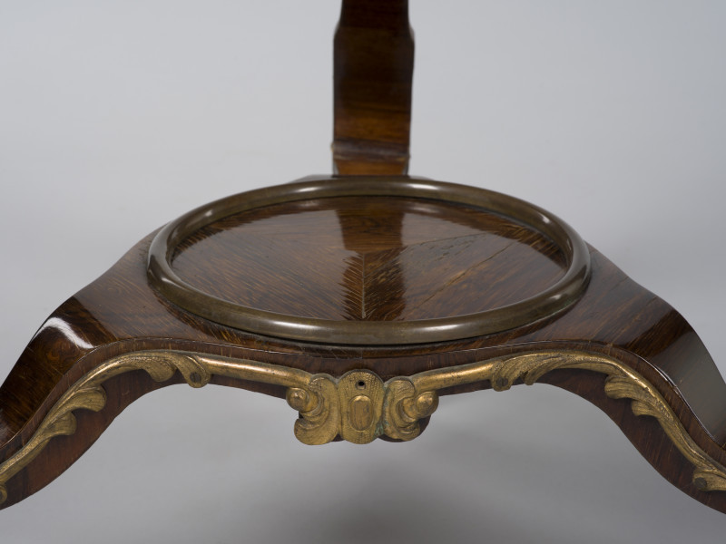 zbliżenie na dekorację najniższej półki