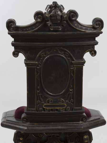 zbliżenie na dekorację oparcia z tyłu