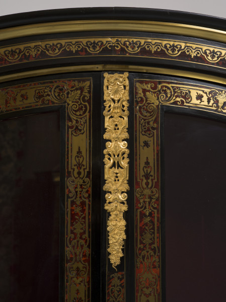 zbliżenie na dekorację drzwi i zwieńczenia szafy