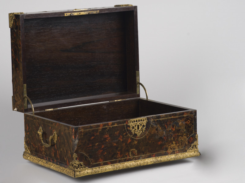 ujęcie 3/4 z otwartym wieczkiem