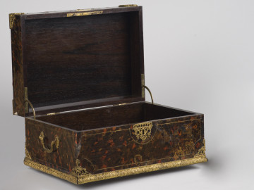 ujęcie 3/4 z otwartym wieczkiem