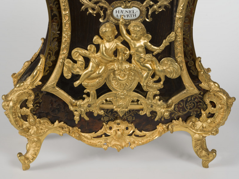 zbliżenie na dekorację zegara