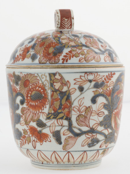 zbliżenie na dekorację wazy - motywy kwiatowe – chryzantemy, peonie i glicynie