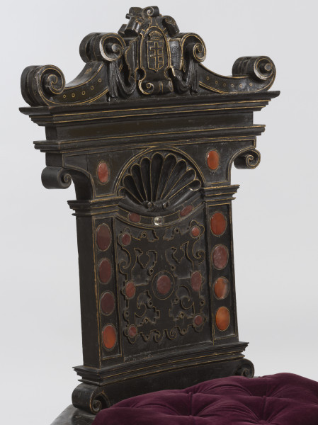 zbliżenie na dekorowane oparcie