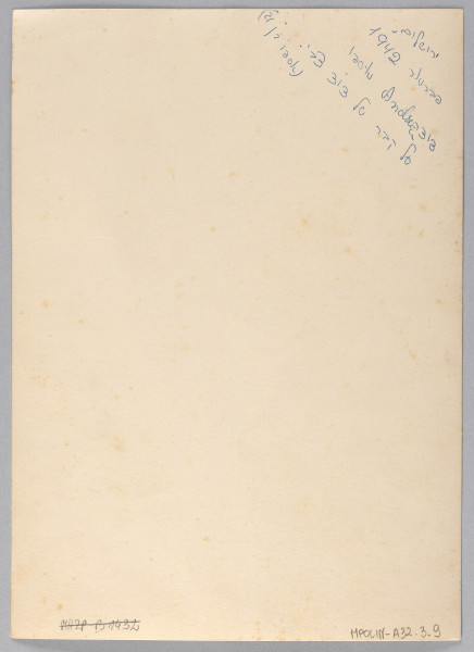 Ujęcie z góry, rewers, odwrocie fotografii zapisane pismem odręcznym