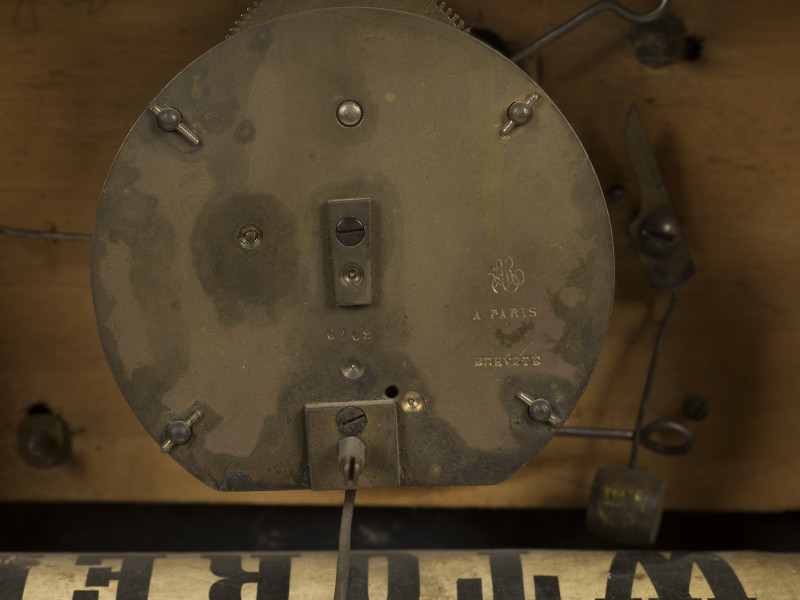 zbliżenie na oznaczenia na mechanizmie zegara