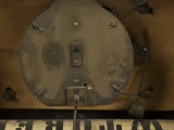 zbliżenie na oznaczenia na mechanizmie zegara