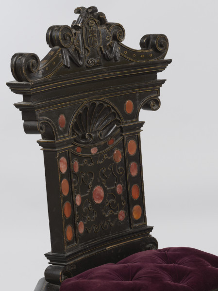 zbliżenie na dekorowane oparcie