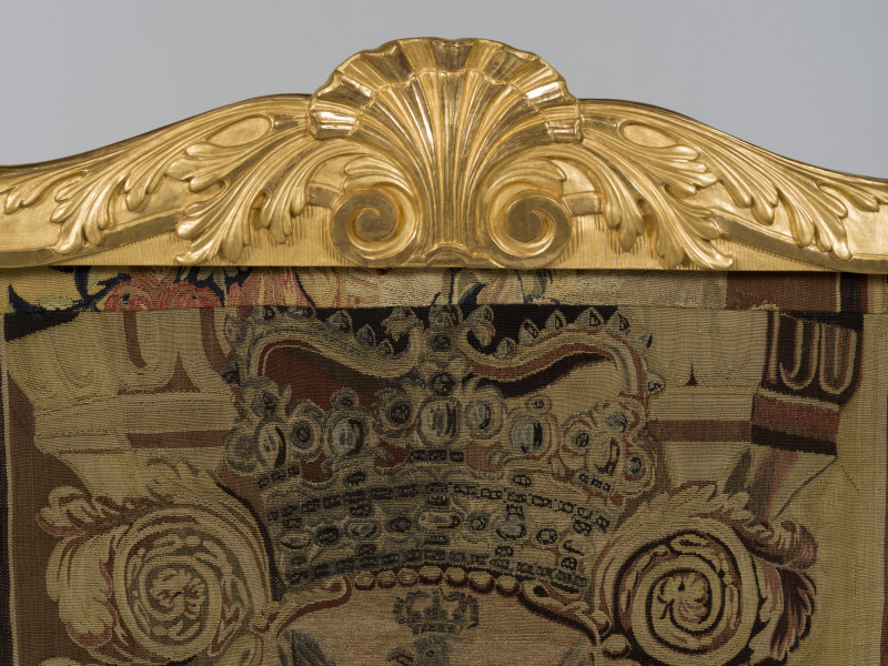 zbliżenie na dekorację górnego ramiaka - palmeta z liśćmi akantu