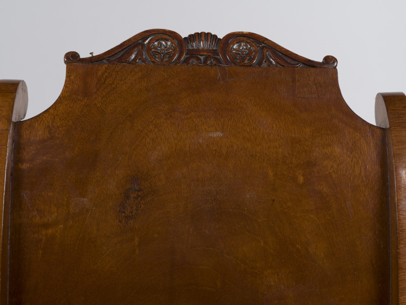 zbliżenie na dekorację zwieńczenia oparcia