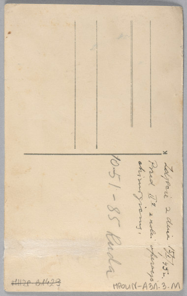 Ujęcie z góry, rewers, odwrocie fotografii z nadrukiem i zapisane pismem odręcznym