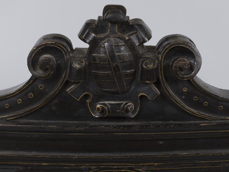 zbliżenie na dekorację zwieńczenia oparcia z tyłu