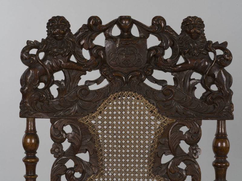 zbliżenie na dekorację zwieńczenia oparcia