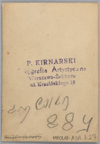 Ujęcie z góry, rewers, odwrocie fotografii z nadrukiem i zapisane pismem odręcznym