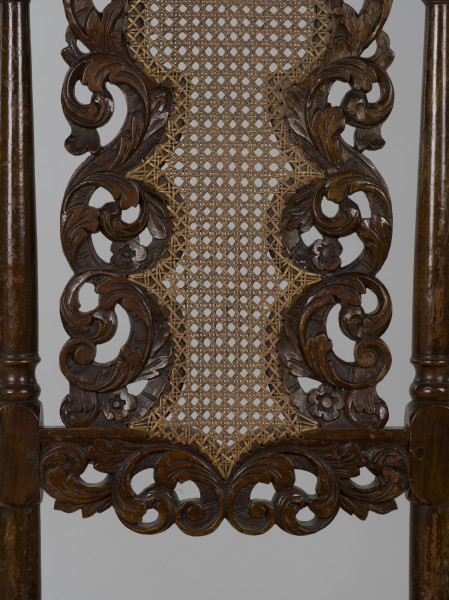 zbliżenie na ażurową, rzeźbioną dekorację oparcia