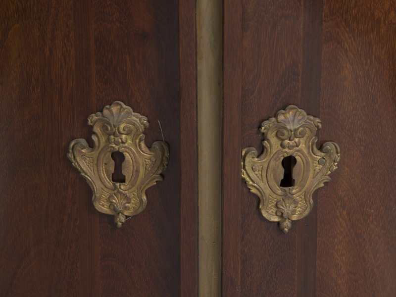 zbliżenie na dekorowane otwory na klucze