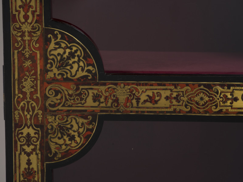 zbliżenie na dekorację prawych drzwi