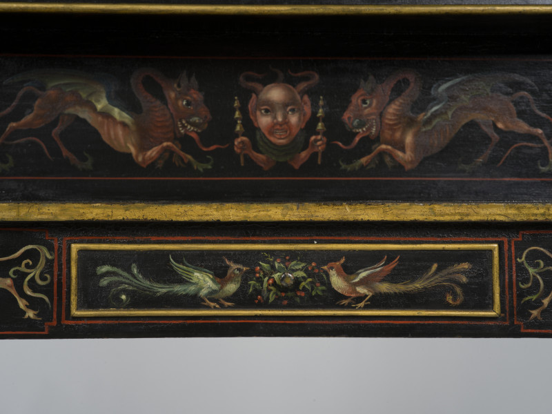 zbliżenie na szufladę - front szuflady obwiedziony podwójnie, na zewnątrz cienką a wewnątrz pola grubą złotą linią; w prostokątnym polu dwa rajskie ptaki zwrócone do siebie, rozdzielone bukietem kwiatów, pośrodku którego znajduje się toczona gałka