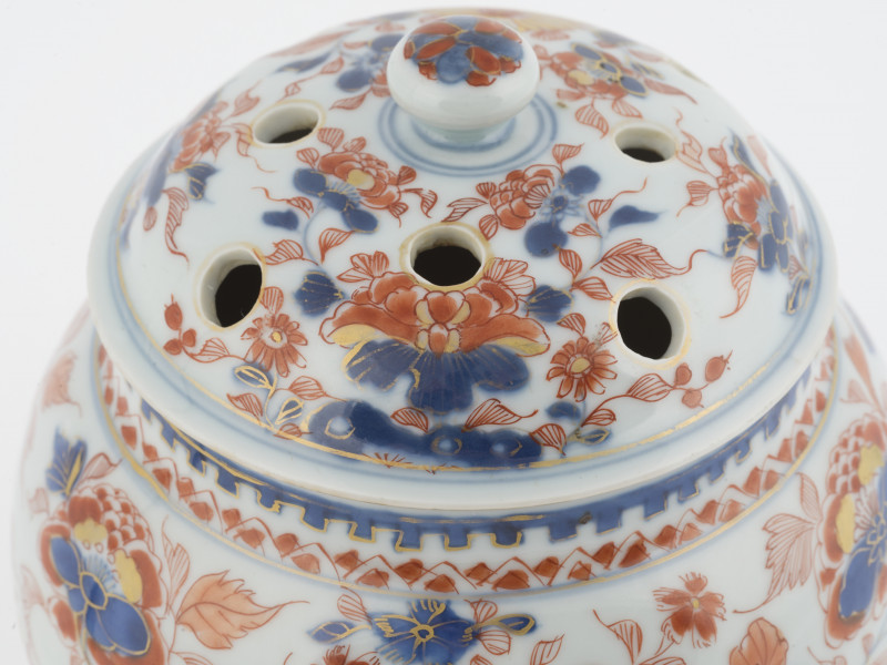 zbliżenie na dekorację pokrywki z motywem floralnym - stylizowane wici roślinne z bujnie kwitnącymi kwiatami