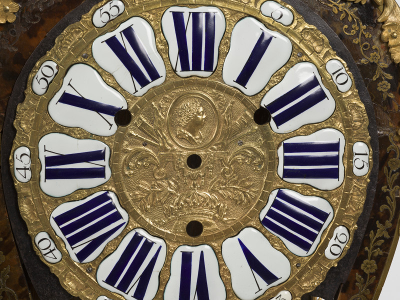 zbliżenie na dekorację tarczy zegara