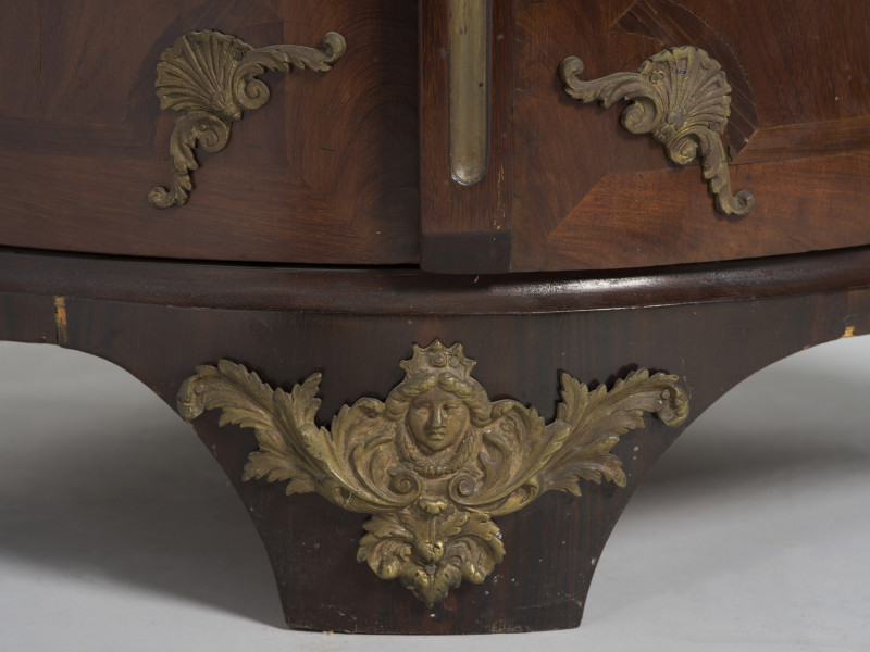 zbliżenie na dekorację z brązu na środkowej nóżce