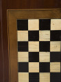zbliżenie na&nbsp;blat -&nbsp;zawiera w&nbsp;części środkowej szachownicę utworzoną z&nbsp;pól intarsjowanych hebanem i&nbsp;kością słoniową