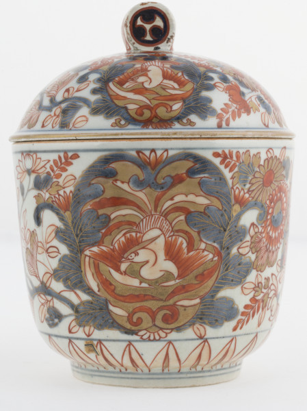 zbliżenie na dekorację wazy - motywy feniksa ujęte ciemnokobaltowymi liśćmi