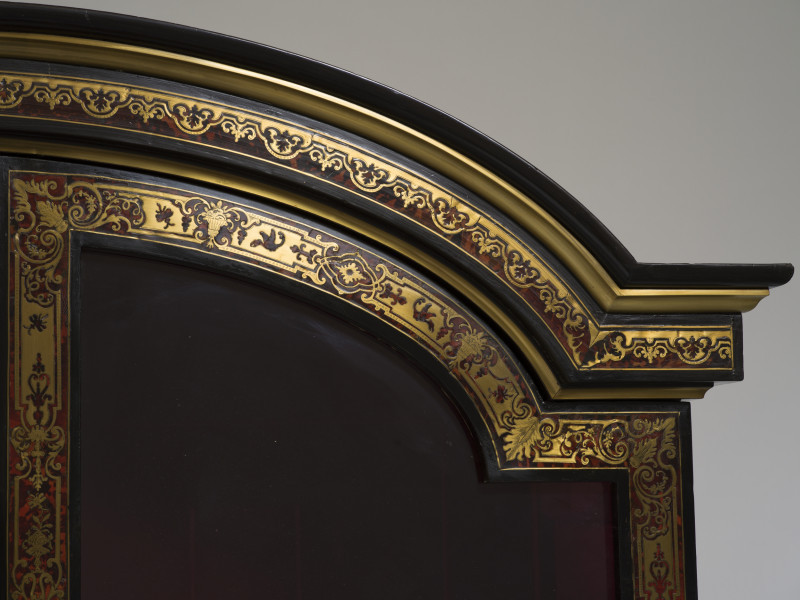 zbliżenie na dekorację drzwi i zwieńczenia szafy