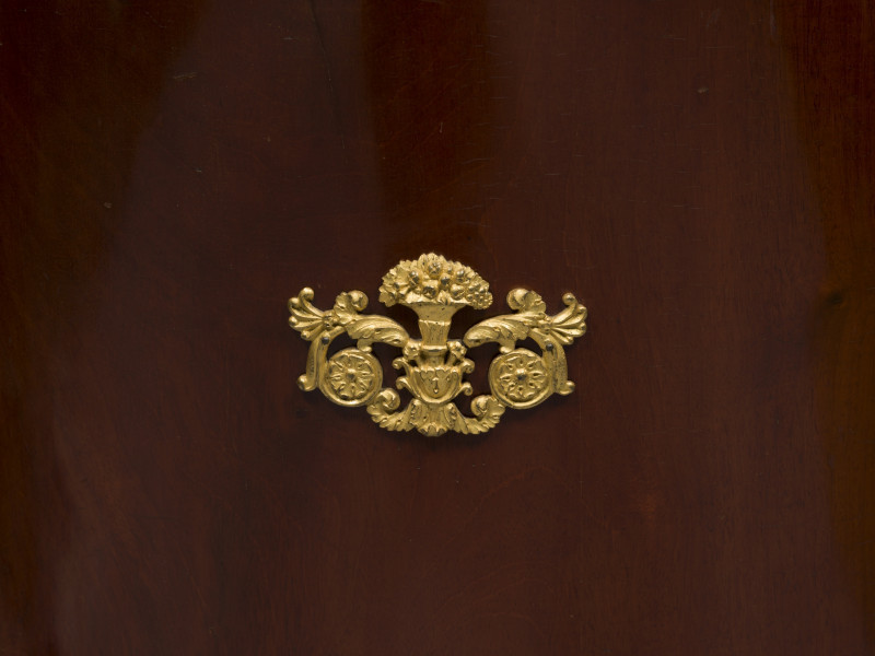 zbliżenie na dekorację tylnej strony oparcia