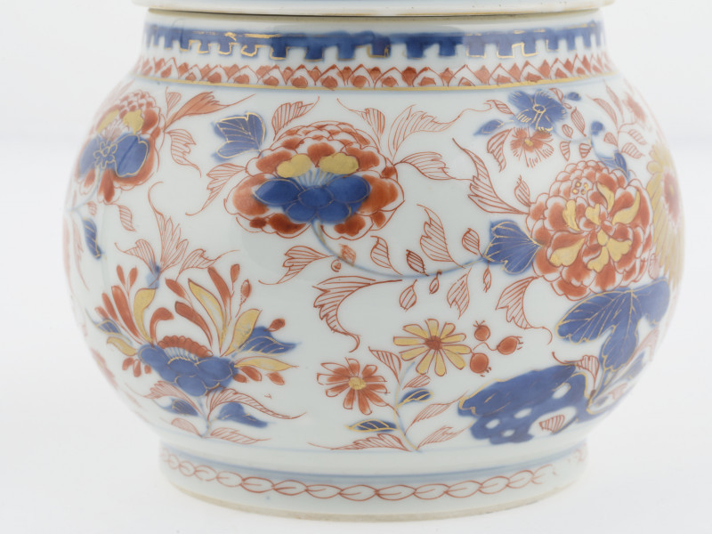 zbliżenie na dekorację brzuśca z motywem floralnym - stylizowane wici roślinne z bujnie kwitnącymi kwiatami