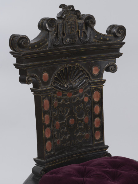 zbliżenie na dekorowane oparcie