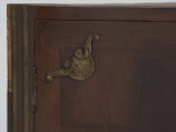 zbliżenie na dekorację z brązu w prawym górnym rogu prawych drzwiczek