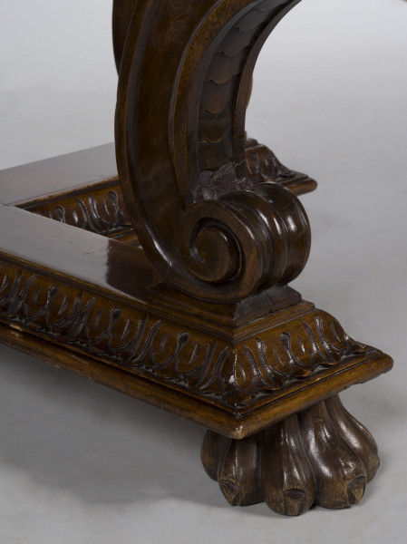 zbliżenie na rzeźbioną dekorację nogi w formie lwiej łapy