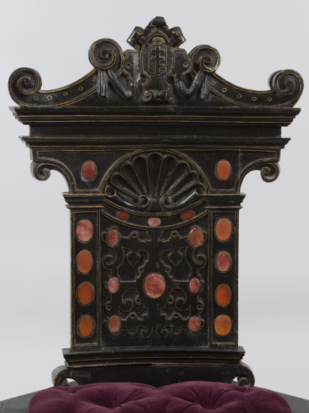 zbliżenie na dekorowane oparcie z przodu