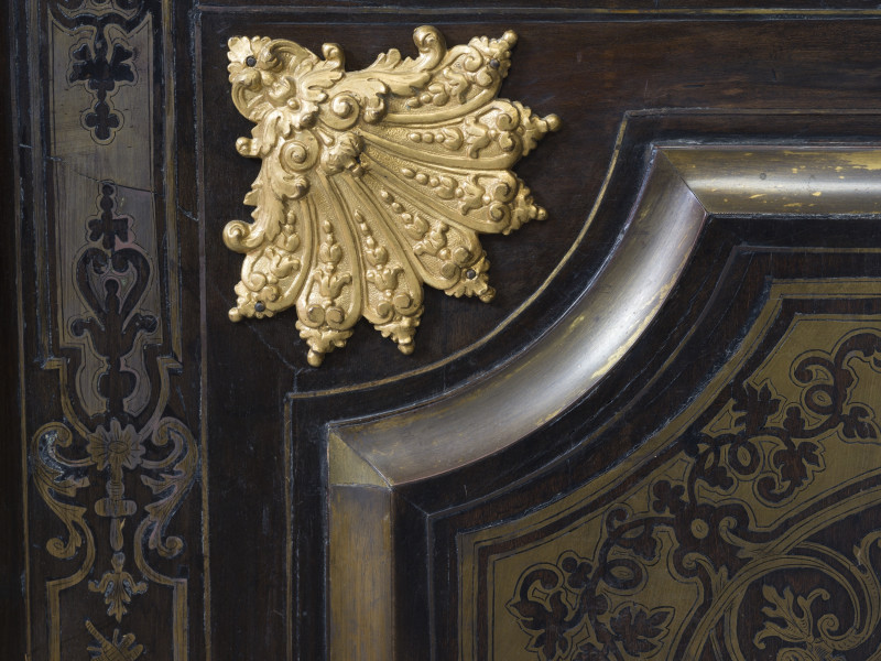 zbliżenie na okucie w formie palmety w narożniku dolnej płyciny lewych drzwi