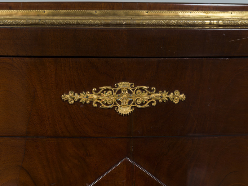 zbliżenie na dekorację okuciową górnej części drzwi