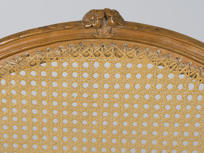 zbliżenie na rzeźbioną dekorację zwieńczenia oparcia