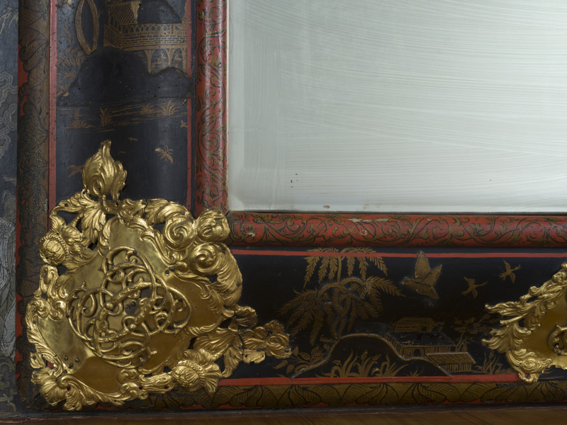 zbliżenie na dekorację ramy lustra