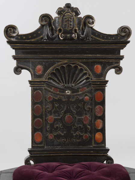 zbliżenie na dekorowane oparcie